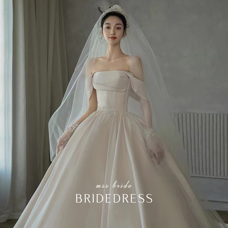 Vestido de novia principal al estilo de Gao Luo, nuevo modelo 2026, estilo retro francés de satén con hombros descubiertos para novias pequeñas, disponible para venta al por mayor.