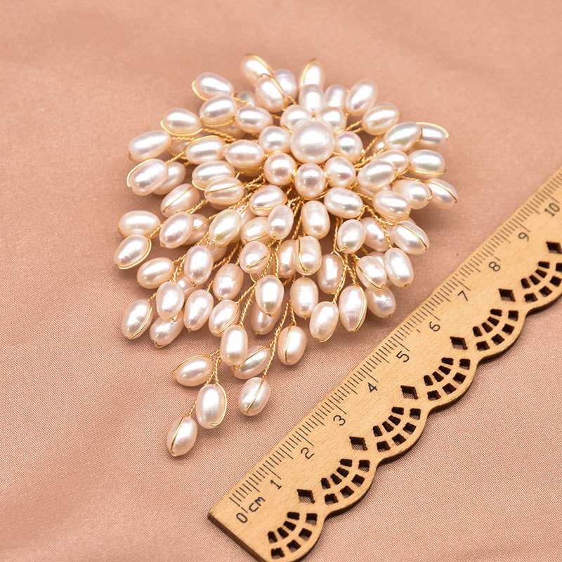 Natural perla broche nicho de alto grado estilo étnico tejido perla broche europeo y americano retro hecho a mano temperamento ramillete