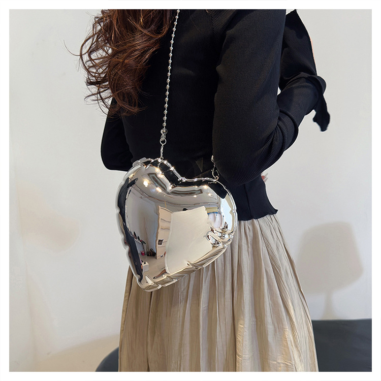 Bolsa pequena, delicada e luxuosa, com design exclusivo em formato de coração, tendência coreana da moda, versátil, com alça transversal e corrente._voghion.com