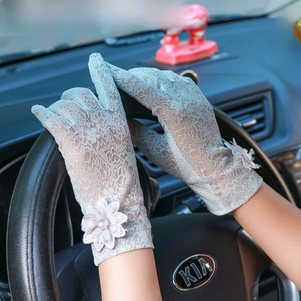 Sunscreen gloves women's short summer thin riding breathable lace touch screen ice silk electric car gloves wholesale bride