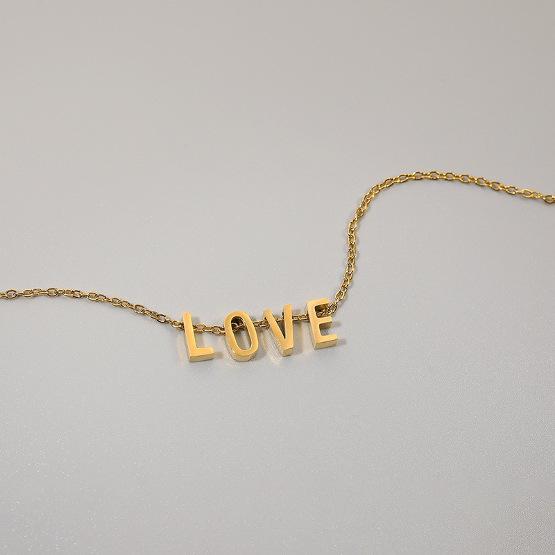 Simple 26 Lettres Anglaises Titane Acier Brillant Coeur Pendentif Clavicule Chaîne Femme display picture 3