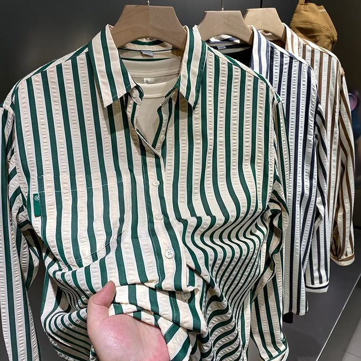 2024 Camisa de manga larga a rayas verticales casual de negocios para hombres Camisa de pulgadas de primavera y otoño para hombres Chaqueta de camisa delgada de lujo ligero