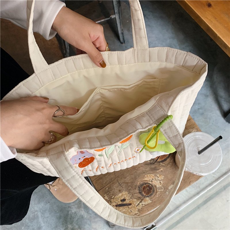 112291 Fresh and delicate quilted embroidered tote bag, a canvas bag for female students' classes, a simple and artistic shopping bag undefined