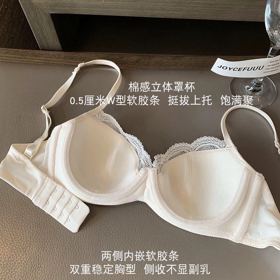 Los pechos pequeños de encaje francés muestran ropa interior de niña grande y pura