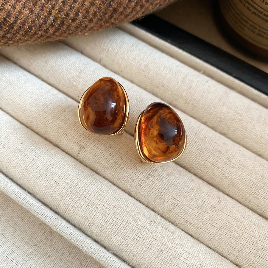 Aguja de plata Pendientes geométricos Maillard Pendientes de lujo ligero retro de nicho Pendientes de temperamento de todo fósforo de moda Sentido de alta gama al por mayor