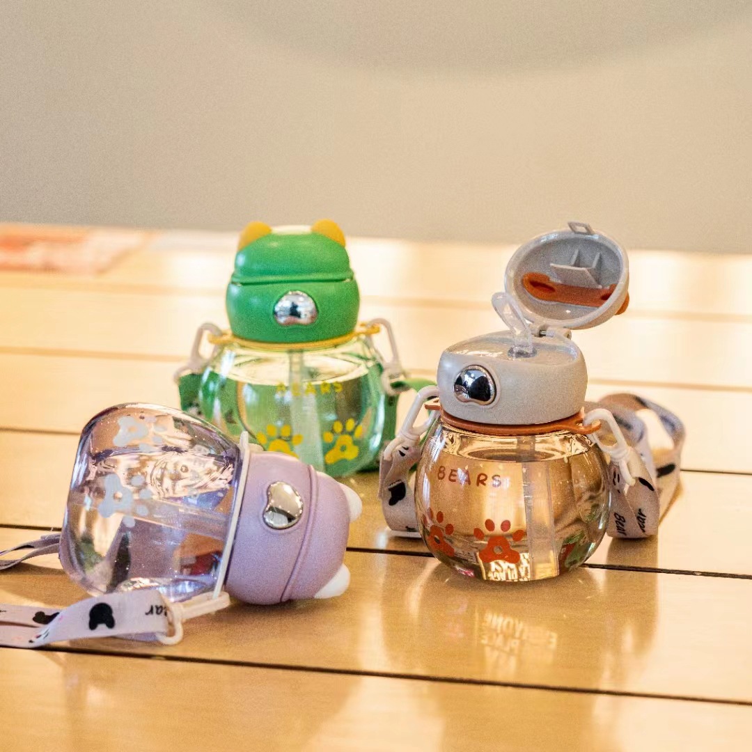 Tianyi 0940 nuevo lindo paja taza de bala taza de plástico pequeño vientre huellas paja correa de la taza de plástico fabricante