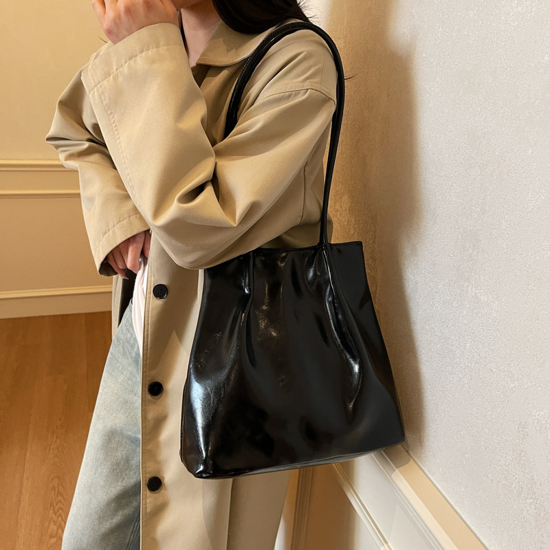 Bolso de hombro simple de diseño de nicho coreano para damas 2024 invierno nuevo bolso de moda de gran capacidad retro