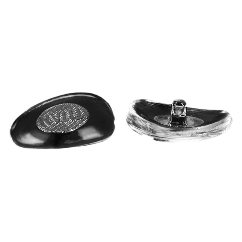 Накладки на нос с медным сердечником, с возможностью нанесения логотипа, изогнутой формы, не меняющие цвета, с креплением на винты, без различия между левым и правым, золотистого и серебристого цветов.