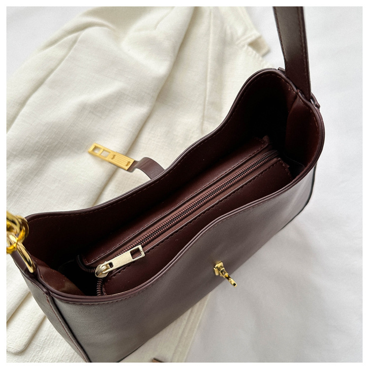Textured lock buckle Korean style shoulder bag new style 2024 autumn and winter temperament commuter motorcycle bag fashionable style armpit bag _voghion.com