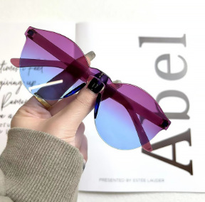 빨간색과 파란색 위로 장미