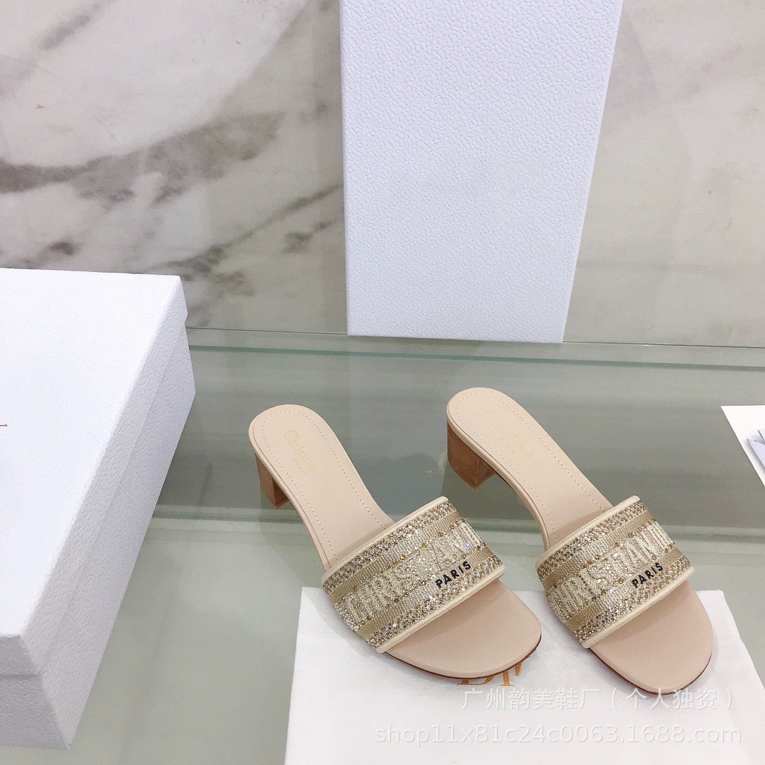 2025 verano D casa pantuflas bordadas mujeres que usan ropa exterior celebridad de Internet playa piel de oveja con zapatillas de diamantes de imitación de tacón medio mujeres