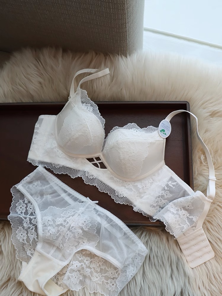 8133 Venta caliente dulce chica suave encaje pequeño pecho push up ropa interior gruesa grande Mulberry seda mantenimiento sujetador cubierta