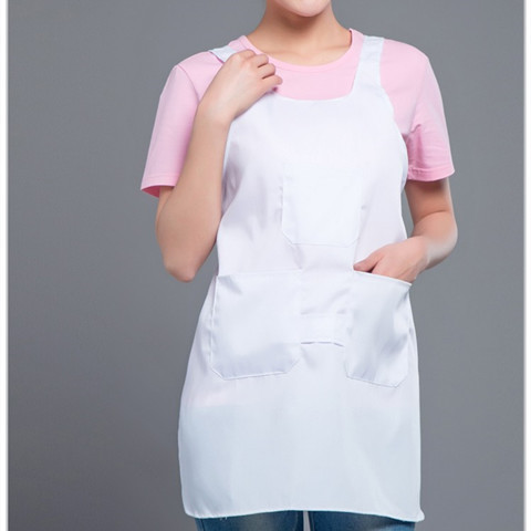 Grembiule da lavoro bianco in tessuto con bretelle e tre tasche, ideale per officina e fabbrica._voghion.com