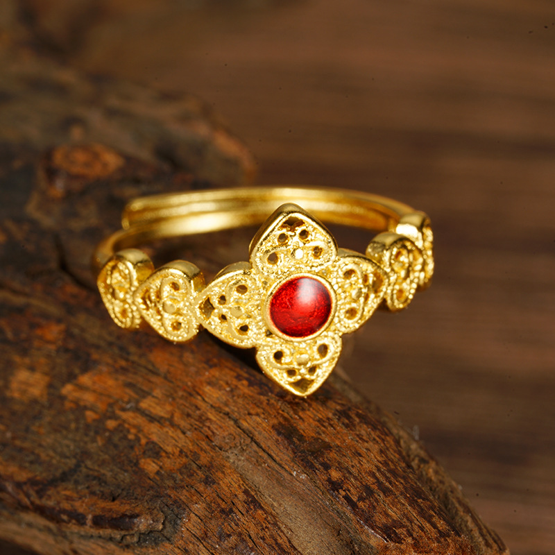 Antiguo anillo de boca viva de estilo de palacio dorado de arena, nicho femenino, lujo ligero de alta gama, flor chapada en oro, joyería de Yiwu al por mayor