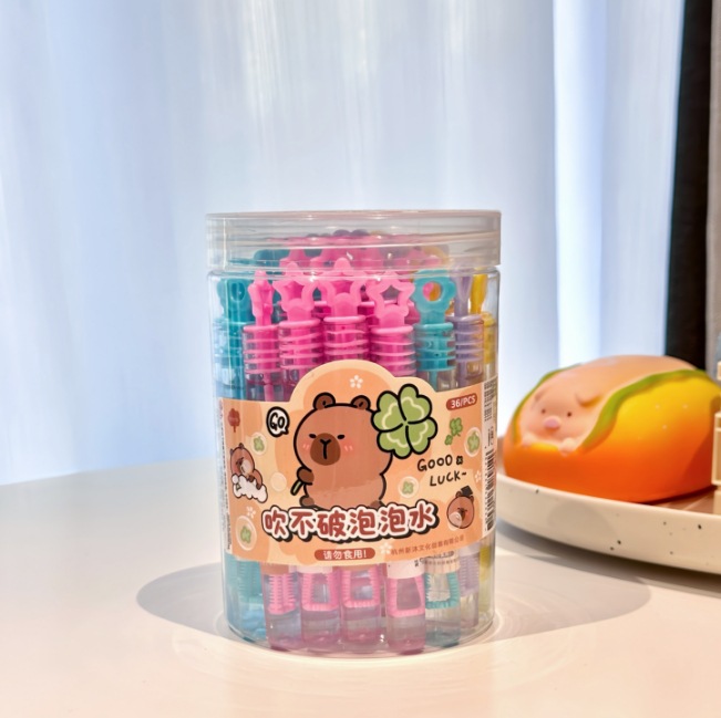 Cute Capi soplando palitos de burbujas, soplando agua de burbujas, juguetes coloridos para niños, juguetes de agua de burbujas para salidas al aire libre