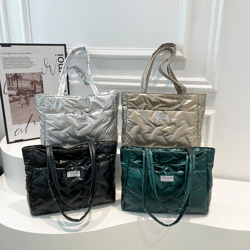 Bolsa de hombro de algodón de perla plegable para mujeres 2024 otoño y invierno nueva bolsa de transporte de pluma de moda de gran capacidad bolso especial