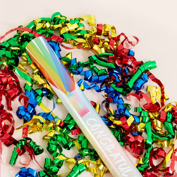 Cañón de regalo de mano especial para la boda torcida mano cinta de color casada rociador de flores cañón de color pétalos de boda regalos de lluvia