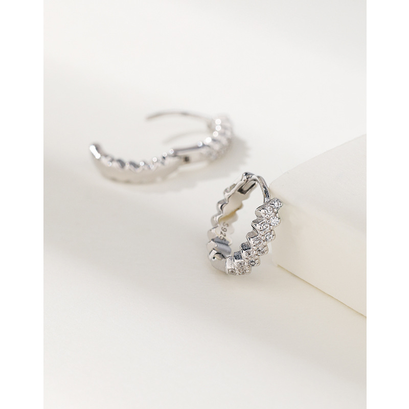 S925 pendientes incrustados de diamantes de plata esterlina pendientes de mujer Luz de lujo de alto grado pendientes de anillo liso diseño de nicho pendientes de anillo de temperamento