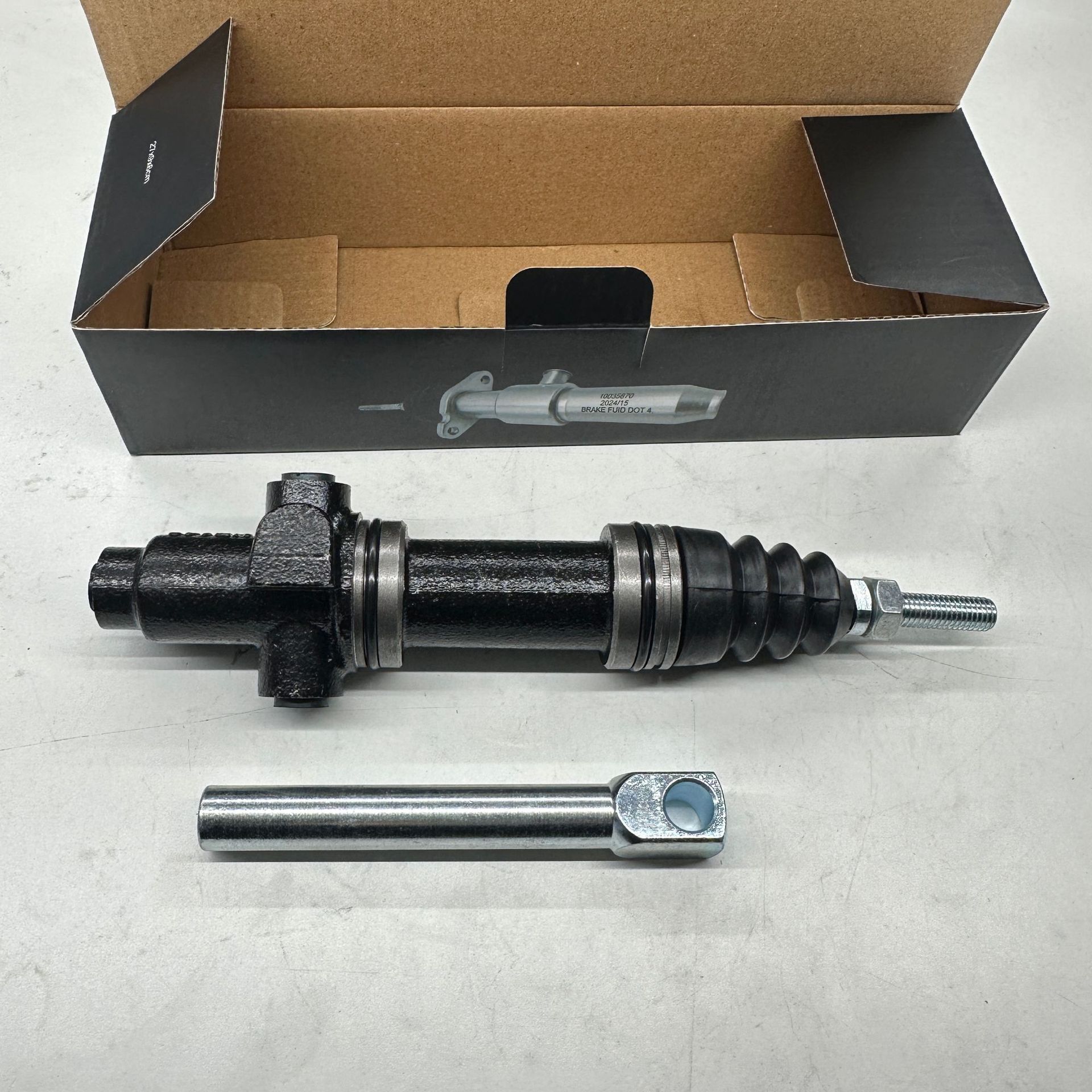 04367201 applicable to Deutz tractor brake master cylinder