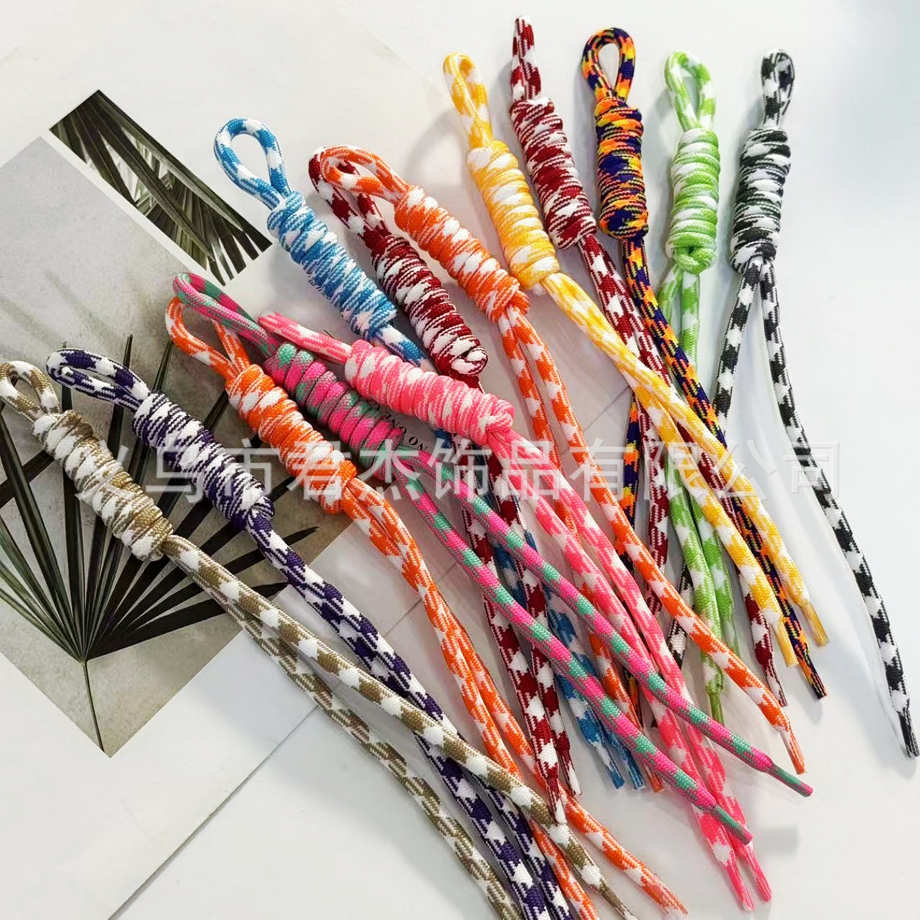 編みカバンのストラップの螺旋の結び紐のiuは鍵のボタンのネットの赤い色の結びの縄の装飾の部品を結びます。