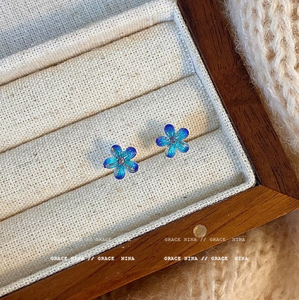 Super Fairy Gradiente Atmósfera Flores Pequeños Pendientes Moda femenina Temperamento Todo fósforo Sentido de alta gama Pendientes de primavera y verano Accesorios para orejas