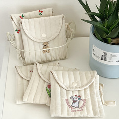 漫画の刺繍のおばさんのタオルの包みの高い顔の値のかわいい少女は携帯して小さくて小さい月の事を包んで生理用ナプキンの収納の包みを包みます。