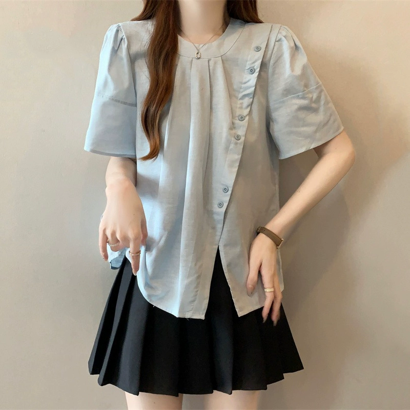 Синяя женская рубашка с короткими рукавами на правое плечо, лето 2025, рубашка большого размера для малышек с асимметричными разрезами и очень красивым топом