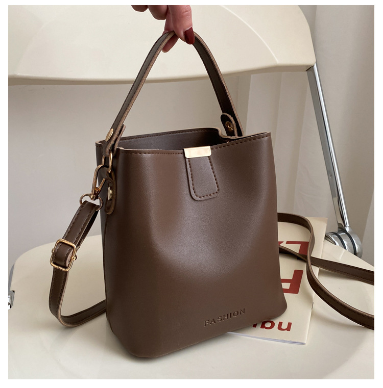 Bolsos pequeños de moda de primavera para mujer 2021 nueva moda coreana simple color sólido moda mensajero bolso de cubo portátil de un solo hombro