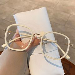 ミルク純欲風近視メガネの女性は度数でブルーレイを防ぐことができます。
