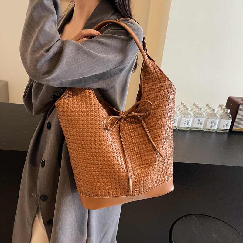 Bolsa de brazo coreana para mujeres 2024 nueva bolsa de hombro de gran capacidad versátil otoño y invierno bolsa de viaje super caliente