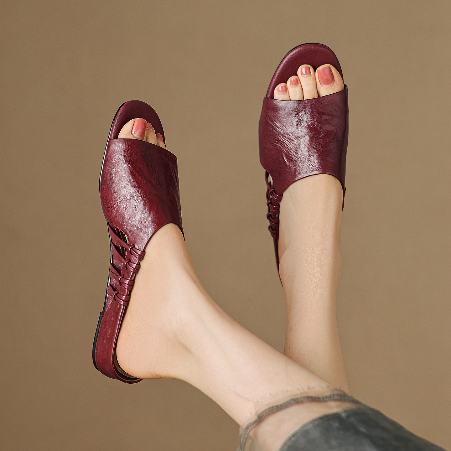 Sandal nữ quai chữ V hở mũi gót thấp mùa hè — đen