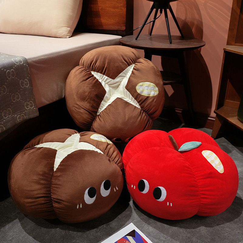 Manzana roja almohada almohada muñeca de peluche hongos de ojos grandes frutas y verduras en la cama en línea dormitorio rojo