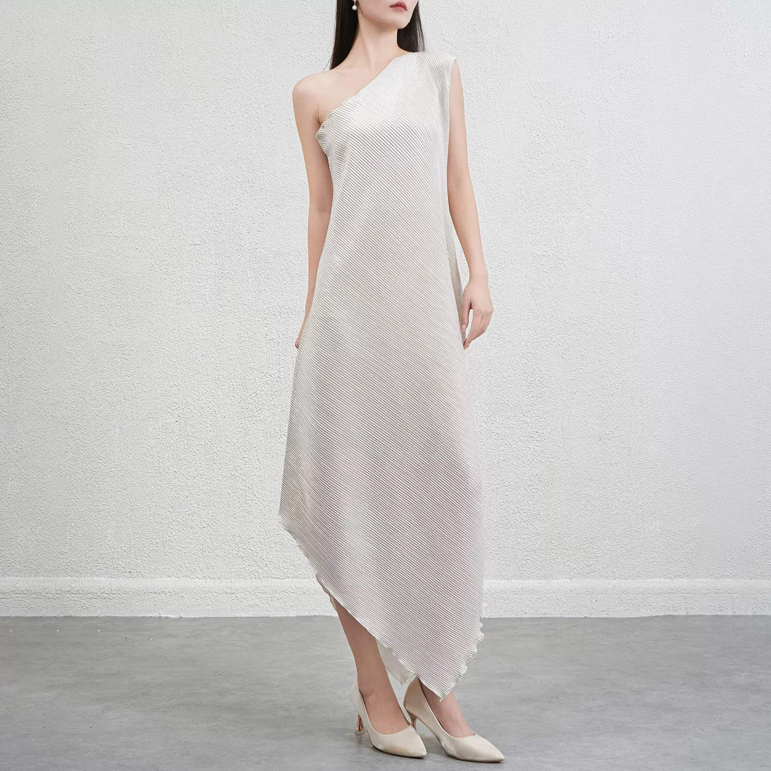 欧美小香风单肩礼服裙子法式优雅斜领露肩金属色性感褶皱连衣裙女