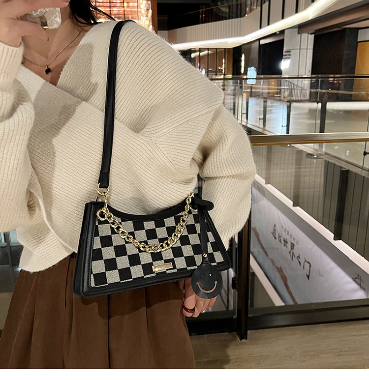 Fashion One-shoulder Messenger Bag Autumn And Winter Checkerboard Chain Baguette Bag display picture 9