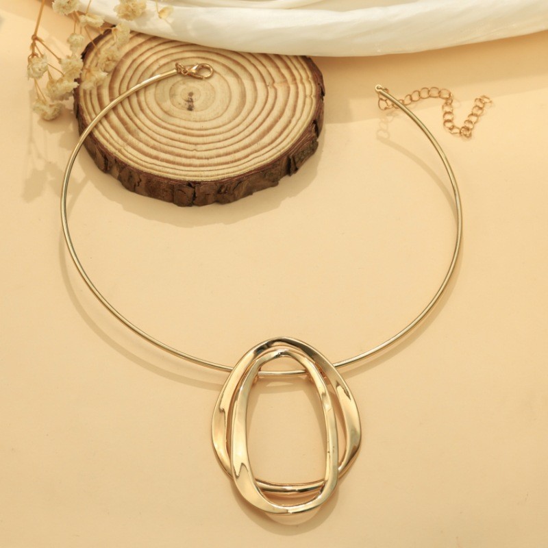 Venta caliente transfronteriza europea y americana Elegante y simple collar de metal dorado para mujer collar de diseño colgante redondo interconectado