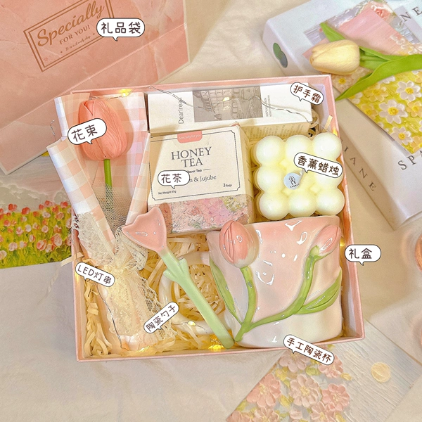 Three dimensional spoon, hand cream, flavored tea, Rubik's cube, aromatherapy, gift box, postcard, bouquet