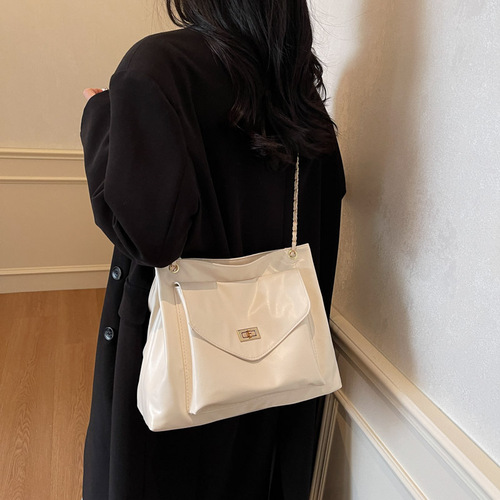 This year's popular silver stray bags for women. 2024 new all-matching one-shoulder underarm bag. Large capacity commuting tote bag.
