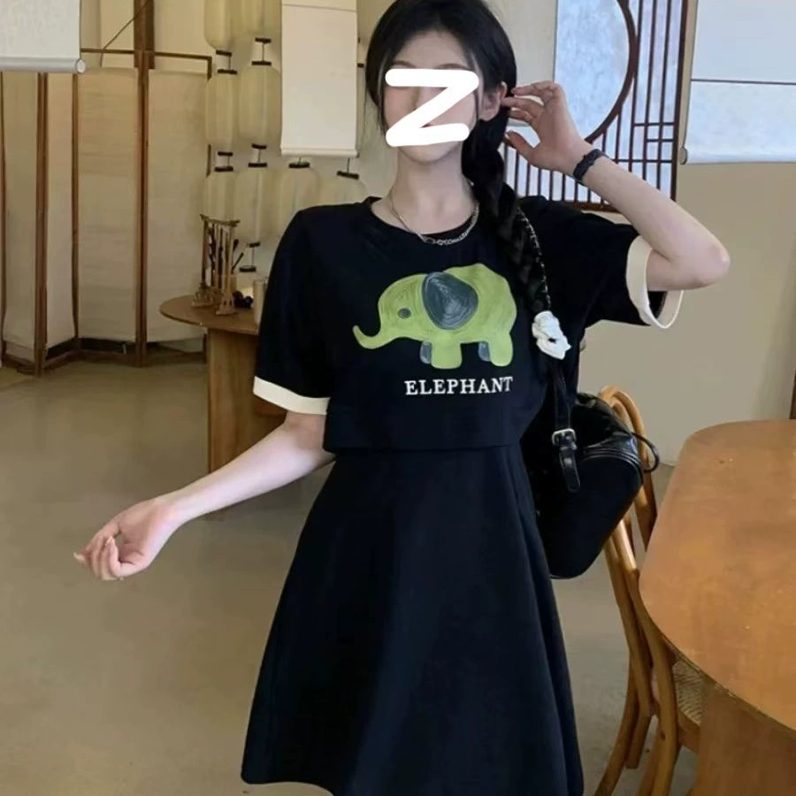 Летняя свежая женская одежда скрывает тело и выглядит стройнящим, платье с короткими рукавами контрастного цвета, искусственная двухсекционная маленькая черная юбка с принтом в западном стиле.