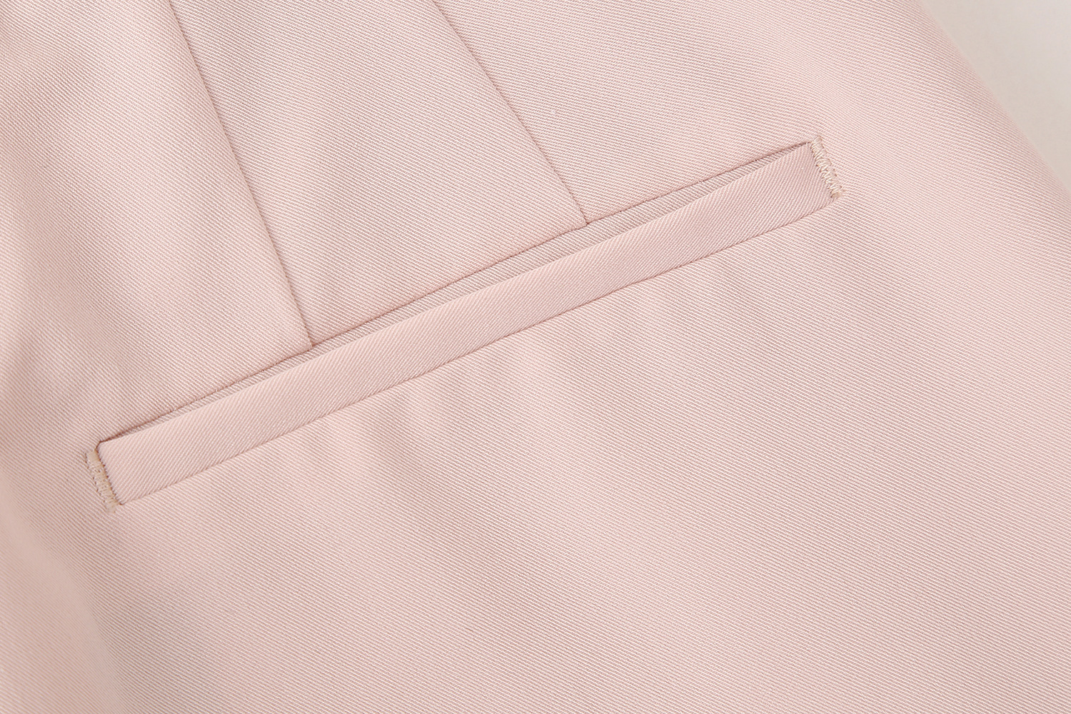 Pantaloni a sigaretta semplici e versatili, casual, tinta unita, della nuova collezione primaverile da donna_voghion.com