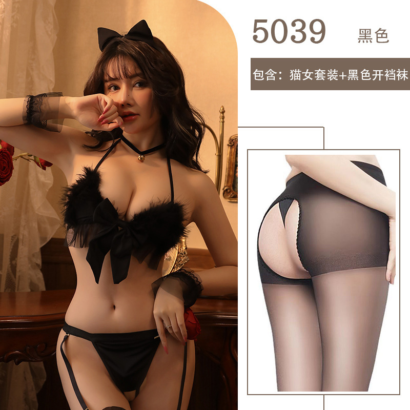 검은색 양복 + 검은색 가랑이 없는 스타킹