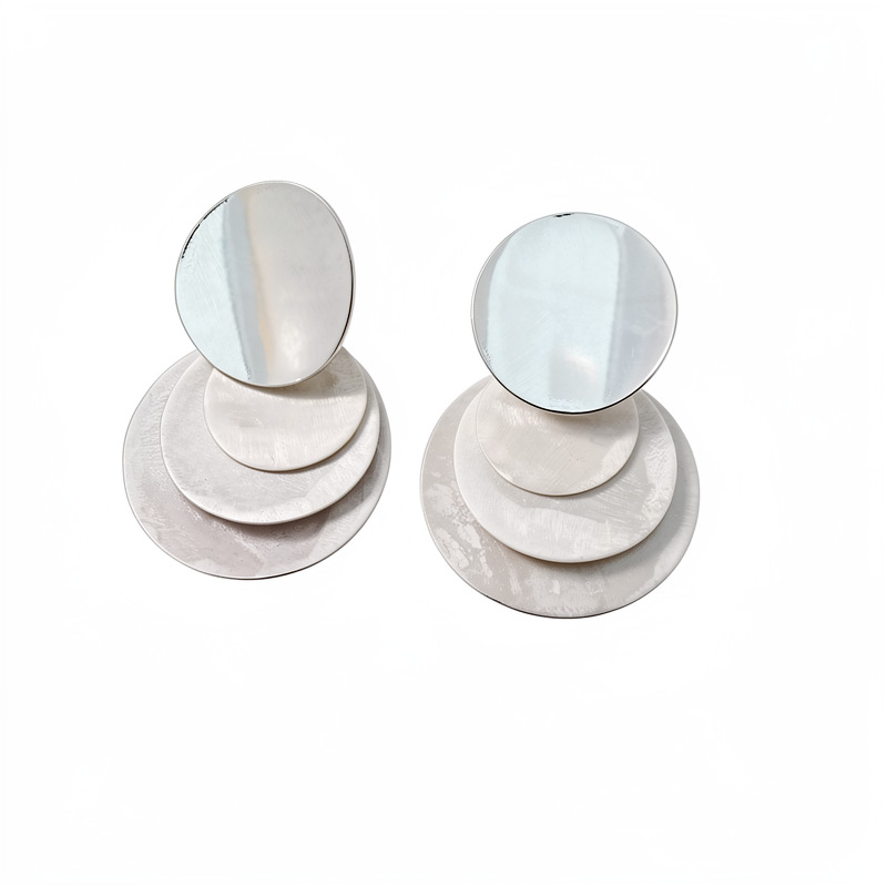 Aguja de plata conchas geométricas pernos redondos accesorios de vacaciones temperamento de moda pendientes de lujo ligero de alta sensación de auriculares mayorista