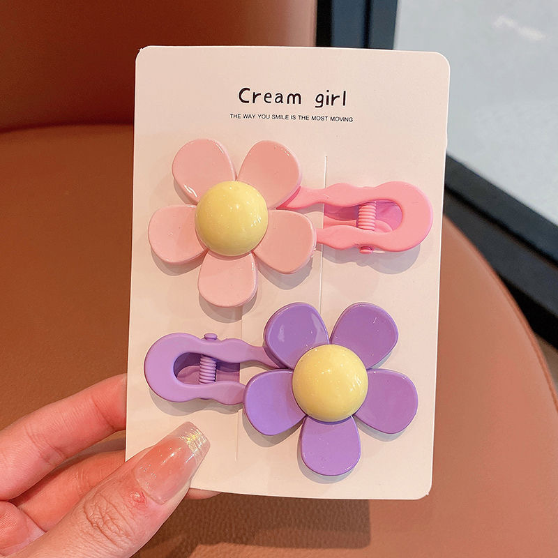 핑크와 퍼플의 대비되는 색상