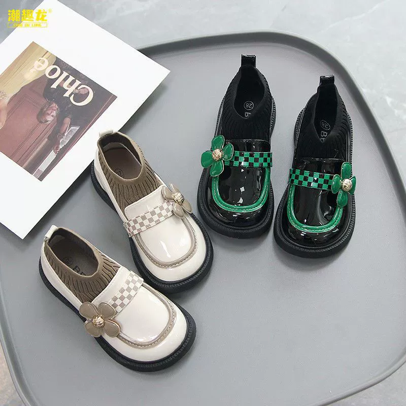 Осень 2022 г. Новая лакированная кожа на толстой подошве для девочек Маленькие кожаные туфли в британском стиле Повседневная Однослойная обувь на мягкой подошве в западном стиле