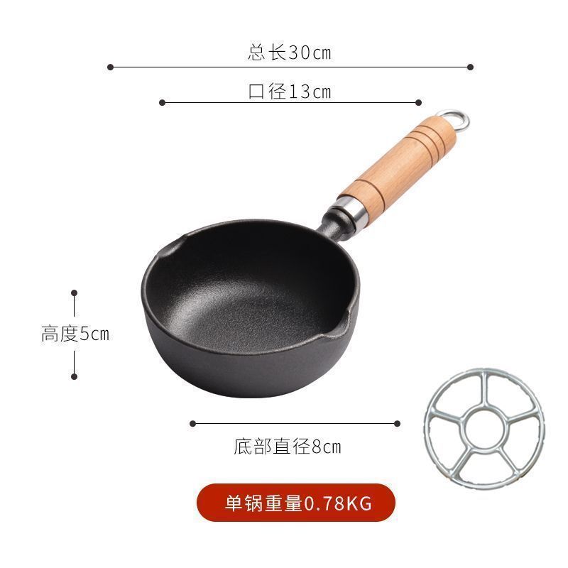 油をかけた鍋の熱い油をかけた専用の鍋鋳鉄は卵焼きのフライパンを深めて油をかけた専用の鉄鍋です。|undefined