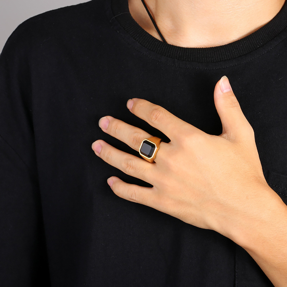 Designer style trendy and minimalist square set with glass and stone fingers, versatile and versatile ring_voghion.com