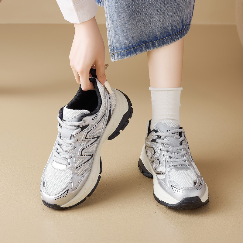 Zapatos de montaña casuales ligeros de primavera retro 2026 zapatos deportivos de plata para mujeres zapatos de papá