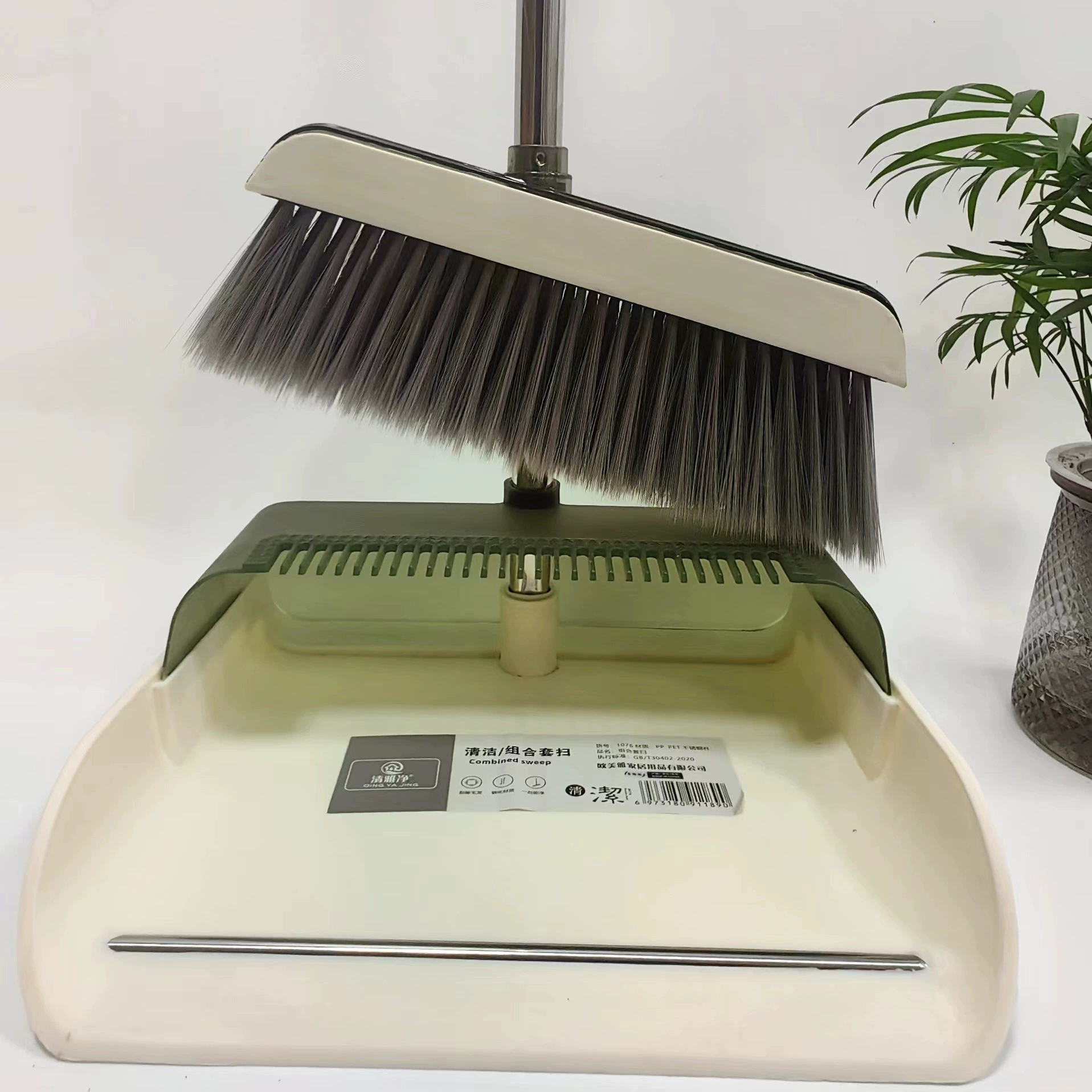 В ванной комнате не прилипают волосы, мусорная лопата, набор совок