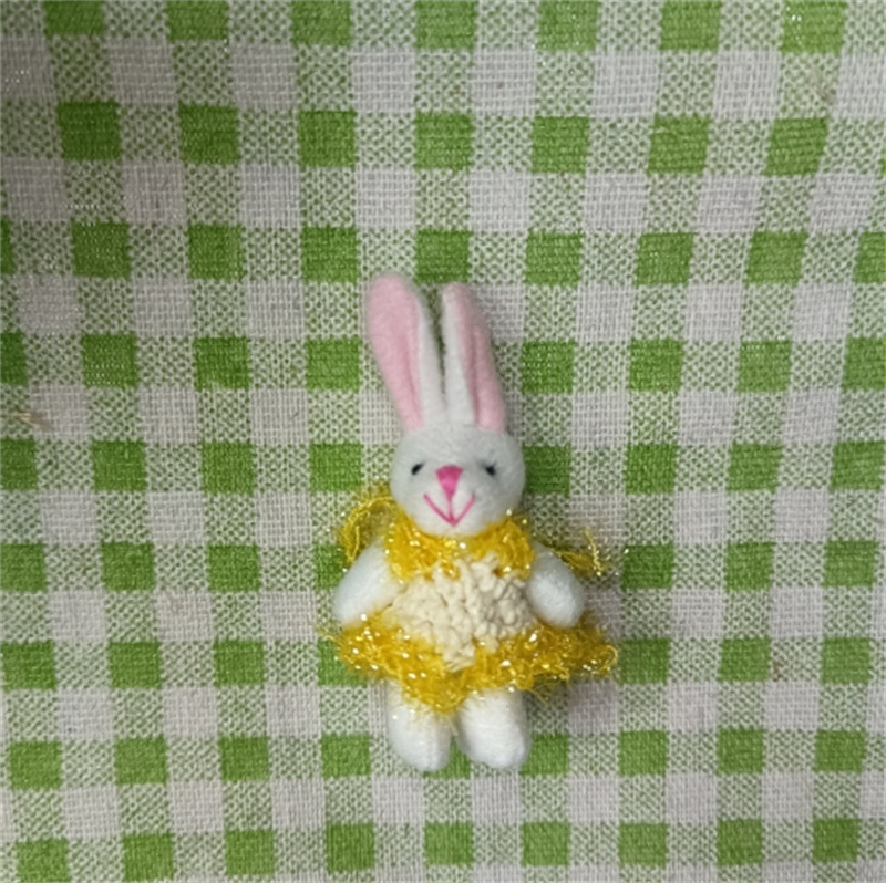 (스커트는 고객님께서 직접 입으셔야 합니다) 노란색 스웨터 4.5cm 순백색 브러쉬드 토끼