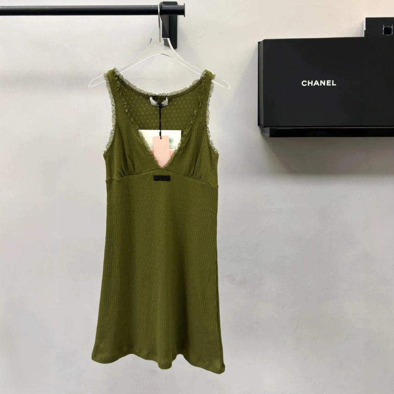 Original design! New olive green knitted camisole dress with a V-neck, a slimming effect, and a high-end Miu style from Nanyou