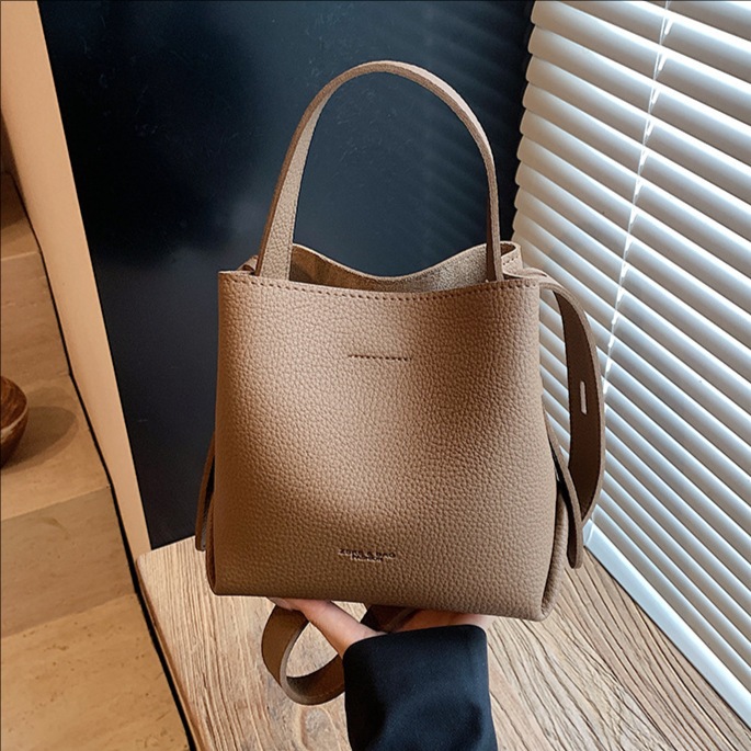 Bolso de mano de alta sensación, bolso de cubo de gran capacidad para mujeres, otoño y invierno 2025, nuevo estilo de moda bolso de hombro, bolso de mochila versátil